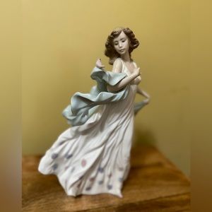 Lladró La Dama de Ruiseñor